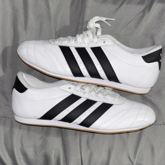 Adidas Classic White and Black Trainers sneakers size 9 w - Picture 1 of 6